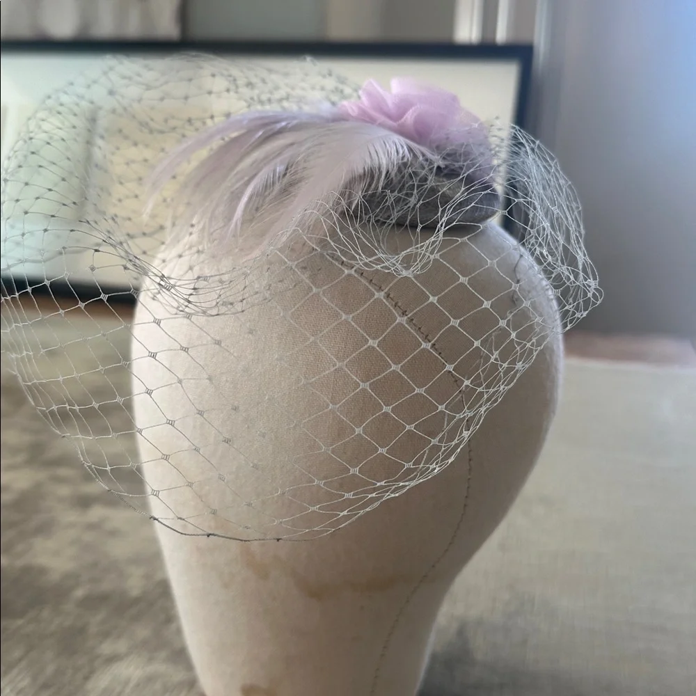 Fascinator Net Veil Flower Feathers embellished Lightest grey and Lilac Vintage - Picture 2 of 8
